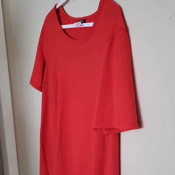 Stylish & Comfortable Red Coral/Salmon Top – Perfect for Any Occasion - Picture 4 of 6